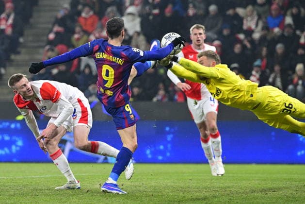 Robert Lewandowski of Barcelona, center, scores a goal during the Champions League 7th round match Slavia Praha vs FC Barcelona, Barca in Pilsen, Czech Republic, January 21, 2026. At left Stepan Chaloupek of Slavia and at right goalkeeper Jindrich Stanek of Slavia. (CTKxPhoto VitxSimanek) CTKPhotoP2026012110923  CTKPhotoP2026012110923