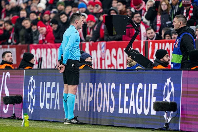 2026-01-21 FC Bayern München v R. Union Saint-Gilloise - UEFA Champions League 2025 26 League Phase MD7 MUNICH, GERMANY - JANUARY 21: referee Rade Obrenovic checking the VAR during the UEFA Champions League 2025 26 League Phase MD7 match between FC Bayern M++nchen and R. Union Saint-Gilloise at Football Arena Munich on January 21, 2026 in Munich, Germany. Munich Football Arena Munich Germany Content not available for redistribution in The Netherlands directly or indirectly through any third parties. Copyright: xAndrexWeeningx