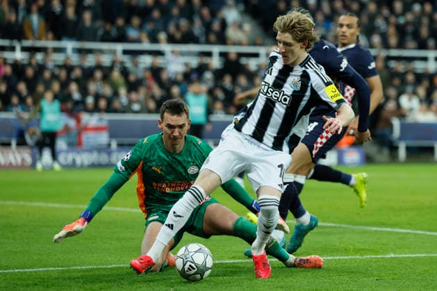 Newcastle United FC v PSV Eindhoven - UEFA Champions League 2025 26 League Phase MD7 Anthony Gordon of Newcastle United and Matej Kovar, goalkeeper of PSV Eindhoven challenge during the UEFA Champions League 2025 26 League Phase MD7 match between Newcastle United FC and PSV Eindhoven at St James Park on January 21, 2026 in Newcastle upon Tyne, England. WARNING! This Photograph May Only Be Used For Newspaper And Or Magazine Editorial Purposes. May Not Be Used For Publications Involving 1 player, 1 Club Or 1 Competition Without Written Authorisation From Football DataCo Ltd. For Any Queries, Please Contact Football DataCo Ltd on +44 (0) 207 864 9121 Newcastle upon Tyne St. James Park England United Kingdom Copyright: xAllstarxPicturexLibraryxLtdx