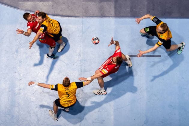 260121 Luka Cindric and Zlatko Rauzan of Croatia abasing Albin Lagergren, Max Darj and Eric Johansson of Sweden during the EHF European Handball Championship preliminary round match between Sweden and Croatia on January 21, 2026 in Malmö. Photo: Petter Arvidson BILDBYRAN kod PA PA1130 handball handboll handball handbolls-em 2026 sverige sweden croatia kroatien ehf european handball championship bbeng grappa33 Copyright: PETTERxARVIDSON BB260121PA242