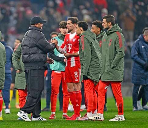 21.01.2026, Fussball UEFA Championsleague 2025 2026: Vorrunde 7.Spieltag, FC Bayern München - Union Saint-Gilloise, in der Allianz-Arena München. Trainer Vincent Kompany (FC Bayern München) shakehands mit Leon Goretzka (FC Bayern München)