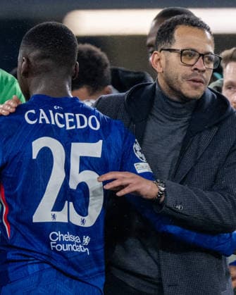 LONDON, ENGLAND - JANUARY 21: Moises Caicedo and manager Liam Rosenior of Chelsea during the UEFA Champions League 2025 26 League Phase MD7 match between Chelsea FC and Pafos FC at Stamford Bridge on January 21, 2026 in London, England. Photo Sebastian Frej Chelsea FC v Pafos FC - UEFA Champions League 2025 26 League Phase MD7 Copyright: xSebastianxFrejx