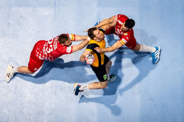 260121 Felix Claar of Sweden against Zlatko Rauzan and Zvonimir Srna of Croatia during the EHF European Handball Championship preliminary round match between Sweden and Croatia on January 21, 2026 in Malmö. Photo: Petter Arvidson BILDBYRAN kod PA PA1130 handball handboll handball handbolls-em 2026 sverige sweden croatia kroatien ehf european handball championship bbeng grappa33 Copyright: PETTERxARVIDSON BB260121PA246