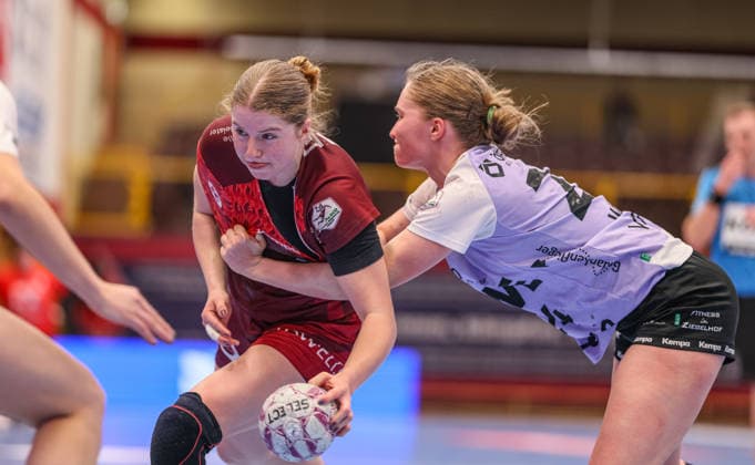 GER, Bensheim, HSG Bensheim Auerbach Flames vs Vfl Oldenburg, Alsco Handball Bundesliga Frauen, Handball, DHB, Spielzeit 2025 2026, Weststadthalle Bensheim, 14. Spieltag im Bild v.l.: Nina Engel (HSG Bensheim Auerbach Flames Frauen 6), Laurentia Wolff (VfL Oldenburg Handball 24 DFB DFL REGULATIONS PROHIBIT ANY USE OF PHOTOGRAPHS AS IMAGE SEQUENCES AND OR QUASI-VIDEO, 21.01.2026 Copyright: HMBxMedia HendrikxHamelau