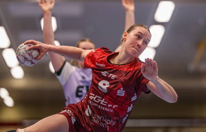 GER, Bensheim, HSG Bensheim Auerbach Flames vs Vfl Oldenburg, Alsco Handball Bundesliga Frauen, Handball, DHB, Spielzeit 2025 2026, Weststadthalle Bensheim, 14. Spieltag im Bild v.l.: Lena Degenhardt (HSG Bensheim Auerbach Flames Frauen 8), Paulina Golla (VfL Oldenburg Handball 29) DFB DFL REGULATIONS PROHIBIT ANY USE OF PHOTOGRAPHS AS IMAGE SEQUENCES AND OR QUASI-VIDEO, 21.01.2026 Copyright: HMBxMedia HendrikxHamelau