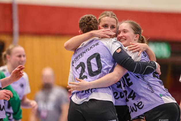 GER, Bensheim, HSG Bensheim Auerbach Flames vs Vfl Oldenburg, Alsco Handball Bundesliga Frauen, Handball, DHB, Spielzeit 2025 2026, Weststadthalle Bensheim, 14. Spieltag im Bild v.l.: Ariane Pfundstein (VfL Oldenburg Handball 20), Laurentia Wolff (VfL Oldenburg Handball 24, Jubel und Freude nach dem Sieg von VfL Oldenburg Handball gegen HSG Bensheim Auerbach Flames DFB DFL REGULATIONS PROHIBIT ANY USE OF PHOTOGRAPHS AS IMAGE SEQUENCES AND OR QUASI-VIDEO, 21.01.2026 Copyright: HMBxMedia HendrikxHamelau