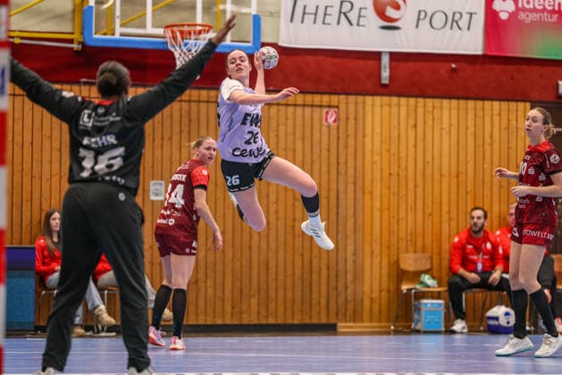 GER, Bensheim, HSG Bensheim Auerbach Flames vs Vfl Oldenburg, Alsco Handball Bundesliga Frauen, Handball, DHB, Spielzeit 2025 2026, Weststadthalle Bensheim, 14. Spieltag im Bild v.l.: Vanessa Fehr (HSG Bensheim Auerbach Flames Frauen 16), Pam Korsten (VfL Oldenburg Handball 26), Flugball, Wurf DFB DFL REGULATIONS PROHIBIT ANY USE OF PHOTOGRAPHS AS IMAGE SEQUENCES AND OR QUASI-VIDEO, 21.01.2026 Copyright: HMBxMedia HendrikxHamelau