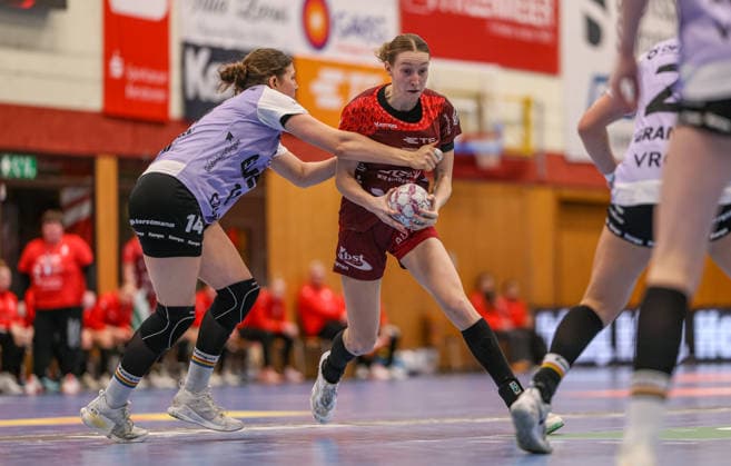 GER, Bensheim, HSG Bensheim Auerbach Flames vs Vfl Oldenburg, Alsco Handball Bundesliga Frauen, Handball, DHB, Spielzeit 2025 2026, Weststadthalle Bensheim, 14. Spieltag im Bild v.l.: Marie Steffen (VfL Oldenburg Handball 14), Matilda Ehlert (HSG Bensheim Auerbach Flames Frauen 10) DFB DFL REGULATIONS PROHIBIT ANY USE OF PHOTOGRAPHS AS IMAGE SEQUENCES AND OR QUASI-VIDEO, 21.01.2026 Copyright: HMBxMedia HendrikxHamelau