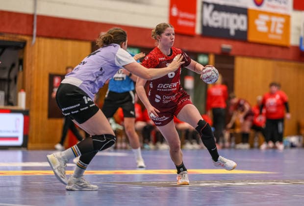GER, Bensheim, HSG Bensheim Auerbach Flames vs Vfl Oldenburg, Alsco Handball Bundesliga Frauen, Handball, DHB, Spielzeit 2025 2026, Weststadthalle Bensheim, 14. Spieltag im Bild v.l.: Marie Steffen (VfL Oldenburg Handball 14), Nina Engel (HSG Bensheim Auerbach Flames Frauen 6) DFB DFL REGULATIONS PROHIBIT ANY USE OF PHOTOGRAPHS AS IMAGE SEQUENCES AND OR QUASI-VIDEO, 21.01.2026 Copyright: HMBxMedia HendrikxHamelau