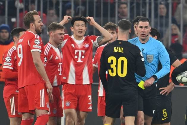 Minjae KIM (3, FC Bayern Muenchen) nach Platzverweis,Gelb Rote Karte, re: Schiedsrichter Rade OBRENOVIC (SVN). Li:Joshua KIMMICH (Bayern Muenchen),Harry KANE (Bayern Muenchen). Fussball Champions League,Saison 2025 26, Ligaphase FC Bayern Muenchen - Royale Union Saint-Gilloise 2-0 am 21.01.2026.