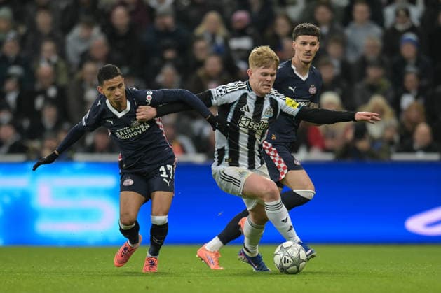 Newcastle United FC v PSV Eindhoven - UEFA Champions League 2025 26 League Phase MD7 Lewis Hall of Newcastle United battles with Mauro Junior of PSV Eindhoven during the UEFA Champions League League Phase MD 7 match between Newcastle United and PSV Eindhoven at St. James s Park in Newcastle, England, on January 21, 2026. Newcastle Tyne and Wear United Kingdom  Copyright: xMIxNewsx originalFilename:fletcher-newcastl260121_np7XH.jpg