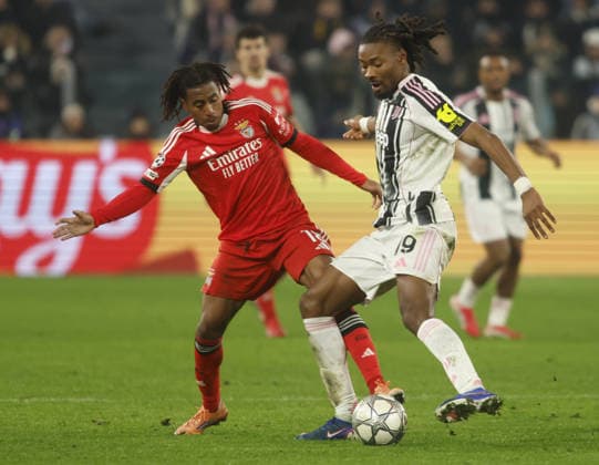 Leonardo Barreiro of SL Benfica and Khephren Thuram of Juventus FC during the Uefa Champions League 2025 26 season football match between Juventus FC and SL Benfica on 21 January 2026 at Allianz Stadium, Turin, Italy. Photo Nderim KACELI  Copyright: xNderimxKaceli IPAxSportx xipa-agency.netx xx IPA_70393920 IPA_Agency_IPA70393920