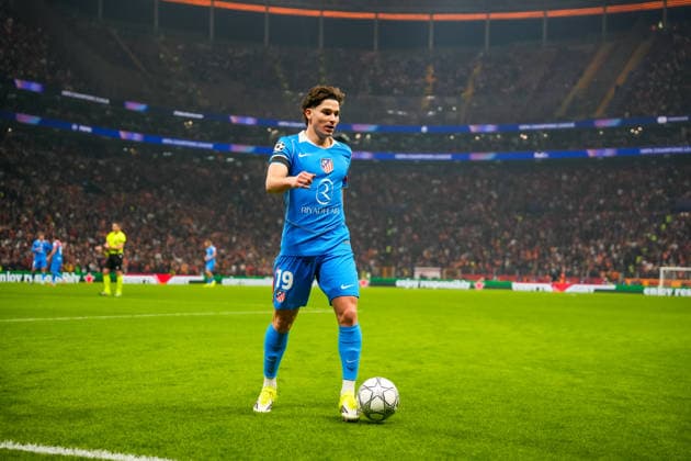 Galatasaray A.S. v Atletico de Madrid - UEFA Champions League 2025 26 League Phase MD7 Julian Alvarez of Atletico Madrid prepares to take a corner kick during the UEFA Champions League match between Galatasaray and Atletico de Madrid at Ali Sami Yen Spor Kompleksi in Istanbul, Turkey, on January 21, 2026. Istanbul Istanbul Turkey  Copyright: xYagizxGurtugx originalFilename:gurtug-galatasa260121_npvSW.jpg