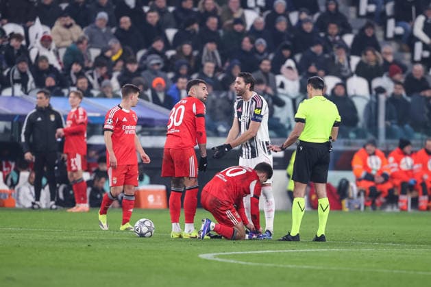 TURIN, ITALY - JANUARY 21: Nicolas Otamendi of SL Benfica L) against Manuel Locatelli of Juventus FC R) during the UEFA Champions League 2025 26 League Phase MD7 match between Juventus and SL Benfica at Juventus Stadium on January 21, 2026 in Turin, Italy. Turin Juventus Stadium Italy Copyright: xJustPictures.ch LuigixRizzox jp-en-EuSpIm-AN0I2145-20251218