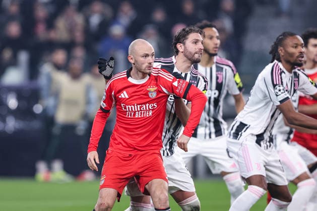 TURIN, ITALY - JANUARY 21: Fredrik Aursnes of SL Benfica L) against Manuel Locatelli of Juventus FC C) and Lloyd Kelly of Juventus FC R) during the UEFA Champions League 2025 26 League Phase MD7 match between Juventus and SL Benfica at Juventus Stadium on January 21, 2026 in Turin, Italy. Turin Juventus Stadium Italy Copyright: xJustPictures.ch LuigixRizzox jp-en-EuSpIm-AN0I2187-20251218