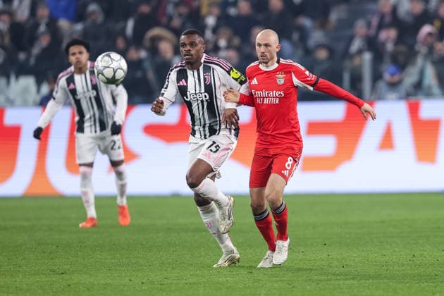 TURIN, ITALY - JANUARY 21: Pierre Kalulu of Juventus FC L) against Fredrik Aursnes of SL Benfica R) during the UEFA Champions League 2025 26 League Phase MD7 match between Juventus and SL Benfica at Juventus Stadium on January 21, 2026 in Turin, Italy. Turin Juventus Stadium Italy Copyright: xJustPictures.ch LuigixRizzox jp-en-EuSpIm-AN0I2192-20251218