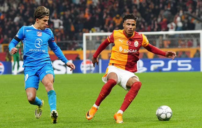 ISTANBUL, TURKEY - JANUARY 21: Ismail Jacobs (R) of Galatasaray SK and Giuliano Simeone (20) of Atletico de Madrid battle for the ball during the UEFA Champions League 2025 26 League Phase MD7 match between Galatasaray A.S. and Atletico de Madrid at Ali Sami Yen Spor Kompleksi Rams Park Stadium on January 21, 2026 in Istanbul, Turkey. Istanbul Turkey Copyright: xSeskimphotox GSaray-AMadrid-210126 (149)
