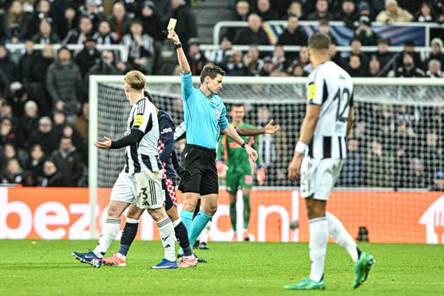 Newcastle United v PSV Eindhoven UEFA Champions League Match referee Daniel Siebert shows a yellow card during the UEFA Champions League match at St. James s Park, Newcastle 21 01 2026 UK Newspapers OUT Copyright: xJamiexJohnstonx FIL-22840-0298