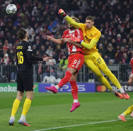 21.01.2026, FC Bayern Muenchen vs Union Sainte Gilloise Muenchen, Fussball, im Bild: Christian Burges (Union Sainte Gilloise), und Harry Kane (FC Bayern Muenchen) vs Kjell Scherpen (Union Sainte Gilloise)