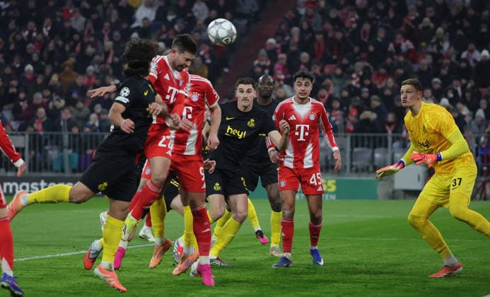21.01.2026, FC Bayern Muenchen vs Union Sainte Gilloise Muenchen, Fussball, im Bild: Raphael Guerreiro (FC Bayern Muenchen) köpft vor Harry Kane (FC Bayern Muenchen), Ross Sykes (Union Sainte Gilloise), Promise David (Union Sainte Gilloise) und Aleksandar Pavlovic (FC Bayern Muenchen)