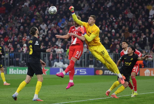 21.01.2026, FC Bayern Muenchen vs Union Sainte Gilloise Muenchen, Fussball, im Bild: Harry Kane (FC Bayern Muenchen) von Kjell Scherpen (Union Sainte Gilloise) gestoppt, Anouar Ait El Hadj (Union Sainte Gilloise) und Luis Diaz (FC Bayern Muenchen) schauen zu