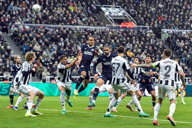 Newcastle United v PSV Eindhoven UEFA Champions League Players of Newcastle United and PSV Eindhoven battle at a corner during the UEFA Champions League match at St. James s Park, Newcastle 21 01 2026 UK Newspapers OUT Copyright: xJamiexJohnstonx FIL-22840-0343