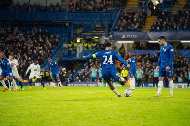 Reece James shooting from the free kick during the UEFA Champions League match between Chelsea and Pafos at Stamford Bridge in London, United Kingdom (Photo by Elliot Legg Sports Press Photo) Copyright: xElliotxLegg SportsxPressxPhotox Sportspressphoto_SPR84278