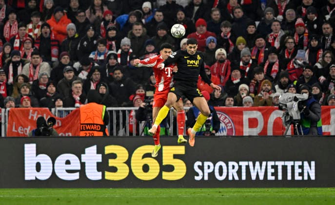 Kopfballduell Zweikampf Aktion Anan Khalaili R. Union Saint-Gilloise USG (25) gegen Luis Diaz FC Bayern Muenchen FCB (14) im Hintergrund Bandenwerbung Logo bet365 Sportwetten FC Bayern Muenchen FCB vs R. Union Saint-Gilloise Spieltag 7 21.01.2026 DFL REGULATIONS PROHIBIT ANY USE OF PHOTOGRAPHS AS IMAGE SEQUENCES AND OR QUASI-VIDEO FC Bayern Muenchen FCB vs R. Union Saint-Gilloise