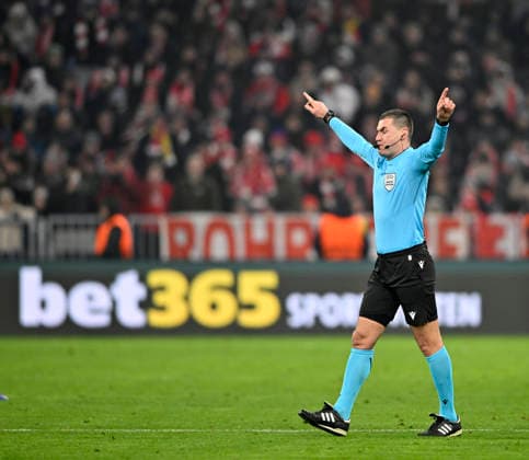 Schiedsrichter Referee Rade Obrenovic (SVN) VAR, Video-Assistent, Videobeweis, Videoschiedsrichter Video Assistent Referee entscheidet auf Elfmeter, Strafstoss im Hintergrund Bandenwerbung Logo bet365 Gestik Geste FC Bayern Muenchen FCB vs R. Union Saint-Gilloise Spieltag 7 21.01.2026 DFL REGULATIONS PROHIBIT ANY USE OF PHOTOGRAPHS AS IMAGE SEQUENCES AND OR QUASI-VIDEO FC Bayern Muenchen FCB vs R. Union Saint-Gilloise
