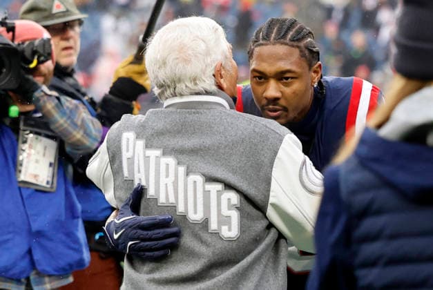 FOXBOROUGH, MA - JANUARY 18: New England Patriots chairman and CEO Robert Kraft speaks with Stefon Diggs 8 of the New England Patriots in warm up before an AFC Divisional Round game between the New England Patriots and the Houston Texans on January 18, 2026, at Gillette Stadium in Foxborough, Massachusetts. (Photo by Fred Kfoury III Icon Sportswire) NFL, American Football Herren, USA JAN 18 AFC Divisional Round Texans at Patriots EDITORIAL USE ONLY Icon482260118097
