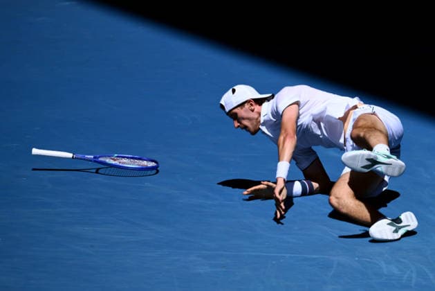 TENNIS AUSTRALIAN OPEN, Francesco Maestrelli of Italy falls during the Men™s 2nd round match against Novak Djokovic of Serbia on day 5 of the 2026 Australian Open tennis tournament at Melbourne Park in Melbourne, Wednesday, January 22, 2026. ( NO ARCHIVING MELBOURNE VICTORIA AUSTRALIA  Copyright: xJOELxCARRETTx 20260122140334317708