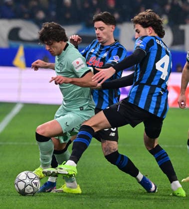 (260122) -- BERGAMO, Jan. 22, 2026 () -- Athletic Club s Unai Gomez (L) vies with Atalanta s Lorenzo Bernasconi (R) and Nicola Zalewski during the UEFA Champions League match between Atalanta and Athletic Club in Bergamo, Italy, Jan. 21, 2026. () (SP)ITALY-BERGAMO-FOOTBALL-UEFA CHAMPIONS LEAGUE-ATALANTA VS ATHLETIC CLUB Xinhua 