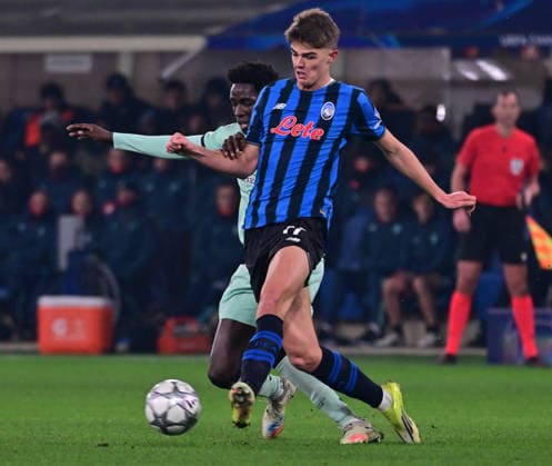(260122) -- BERGAMO, Jan. 22, 2026 () -- Athletic Club s Adama Boiro (L) vies with Atalanta s Charles De Katelaere during the UEFA Champions League match between Atalanta and Athletic Club in Bergamo, Italy, Jan. 21, 2026. () (SP)ITALY-BERGAMO-FOOTBALL-UEFA CHAMPIONS LEAGUE-ATALANTA VS ATHLETIC CLUB Xinhua 