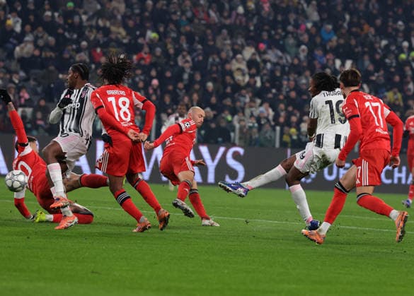 (260122) -- TURIN, Jan. 22, 2026 -- Juventus Khephren Thuram (2nd R) shoots to score during the UEFA Champions League match between Juventus and Benfica in Turin, Italy, Jan. 21, 2026. (Photo by Xinhua) (SP)ITALY-TURIN-FOOTBALL-UEFA CHAMPIONS LEAGUE-JUVENTUS VS BENFICA DiegoxPetrussi 
