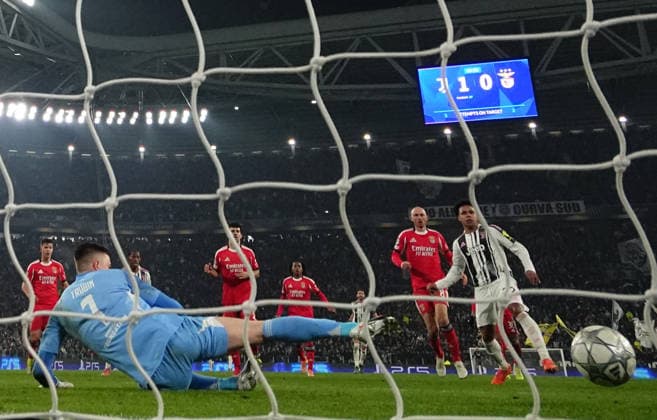 (260122) -- TURIN, Jan. 22, 2026 -- Juventus Weston Mckennie (1st R) shoots to score during the UEFA Champions League match between Juventus and Benfica in Turin, Italy, Jan. 21, 2026. (Photo by Xinhua) (SP)ITALY-TURIN-FOOTBALL-UEFA CHAMPIONS LEAGUE-JUVENTUS VS BENFICA DiegoxPetrussi 