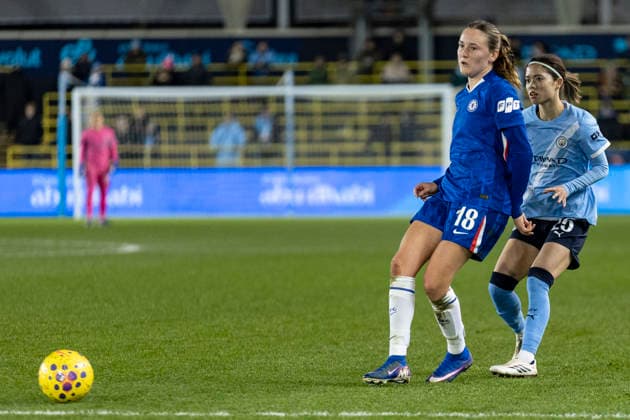 Manchester City v Chelsea - Subway Women s League Cup Semi Final Wieke Kaptein 18 of Chelsea Women F.C. passes the ball back to the keeper during the FA Women s League Cup match between Manchester City and Chelsea at the Joie Stadium in Manchester, on January 21, 2026. Manchester United Kingdom  Copyright: xMIxNewsx originalFilename:fletcher-manchest260120_np6rU.jpg