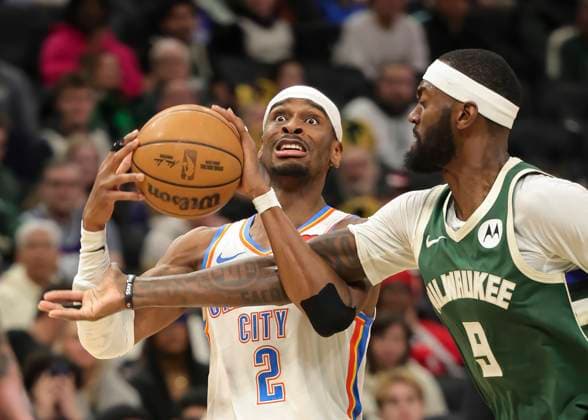 (260122) -- MILWAUKEE, Jan. 22, 2026 -- Oklahoma City Thunder s Shai Gilgeous-Alexander (L) is fouled by Milwaukee Bucks Bobby Portis during the 2025-2026 NBA, Basketball Herren, USA regular season game between Milwaukee Bucks and Oklahoma City Thunder in Milwaukee, the United States, Jan. 21, 2026. (Photo by Xinhua) (SP)U.S.-MILWAUKEE-BASKETBALL-NBA-BUCKS VS THUNDER JoelxLerner 