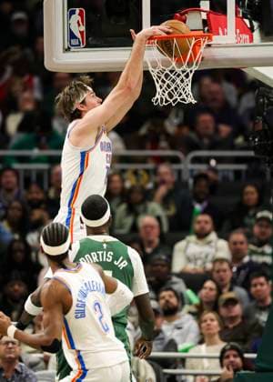 (260122) -- MILWAUKEE, Jan. 22, 2026 -- Oklahoma City Thunder s Branden Carlson (L) dunks during the 2025-2026 NBA, Basketball Herren, USA regular season game between Milwaukee Bucks and Oklahoma City Thunder in Milwaukee, the United States, Jan. 21, 2026. (Photo by Xinhua) (SP)U.S.-MILWAUKEE-BASKETBALL-NBA-BUCKS VS THUNDER JoelxLerner 