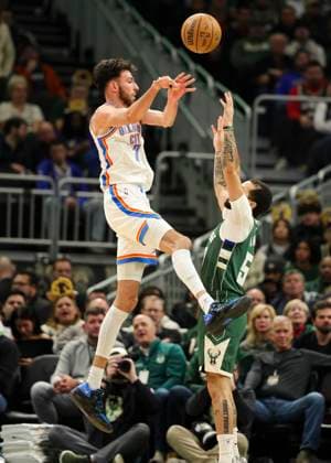 (260122) -- MILWAUKEE, Jan. 22, 2026 -- Oklahoma City Thunder s Chet Holmgren (L) throws a pass during the 2025-2026 NBA, Basketball Herren, USA regular season game between Milwaukee Bucks and Oklahoma City Thunder in Milwaukee, the United States, Jan. 21, 2026. (Photo by Xinhua) (SP)U.S.-MILWAUKEE-BASKETBALL-NBA-BUCKS VS THUNDER JoelxLerner 