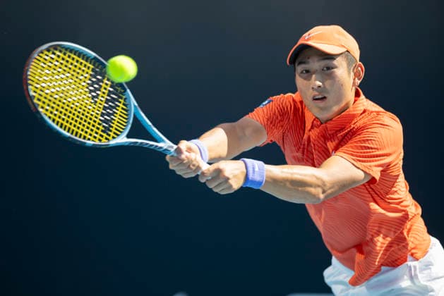 (260122) -- MELBOURNE, Jan. 22, 2026 -- Shang Juncheng of China hits a return during the men s singles 2nd round match against Botic Van de Zandschulp of the Netherlands at the Australian Open tennis tournament in Melbourne, Australia, Jan. 22, 2026. (Photo by Xinhua) (SP)AUSTRALIA-MELBOURNE-TENNIS-AUSTRALIAN OPEN-MEN S SINGLES HuxJingchen 