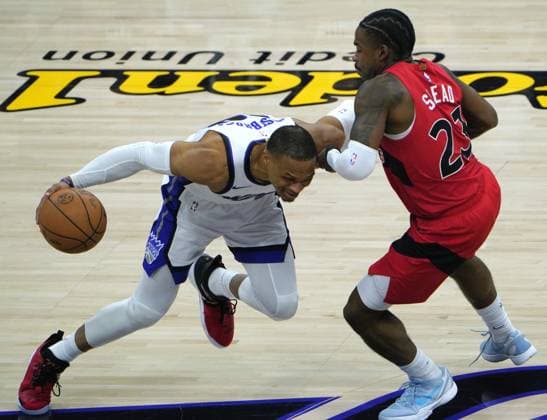 (260122) -- SACRAMENTO, Jan. 22, 2026 -- Sacramento Kings Russell Westbrook (L) breaks through against Toronto Raptors Jamal Shead during the 2025-2026 NBA, Basketball Herren, USA regular season basketball game between Sacramento Kings and Toronto Raptors in Sacramento, the United States, Jan. 21, 2026. ) (SP)U.S.-SACRAMENTO-BASKETBALL-NBA-KINGS VS RAPTORS WuxXiaoling 
