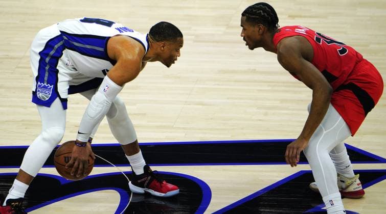 (260122) -- SACRAMENTO, Jan. 22, 2026 -- Sacramento Kings Russell Westbrook (L) controls the ball against Toronto Raptors Ochai Agbaji during the 2025-2026 NBA, Basketball Herren, USA regular season basketball game between Sacramento Kings and Toronto Raptors in Sacramento, the United States, Jan. 21, 2026. ) (SP)U.S.-SACRAMENTO-BASKETBALL-NBA-KINGS VS RAPTORS WuxXiaoling 