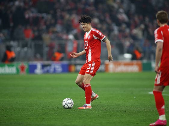Fussball, Herren, Champions League, Saison 2025 2026, FC Bayern München - Royale Union Saint-Gilloise, 7.Spieltag, Allianz Arena Min-jae Kim (FC Bayern München) spielt einen Ball
