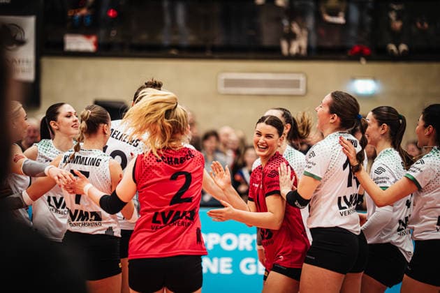 Volleyball Frauen Saison 2025 2026 Volleyball Bundesliga ETV Hamburger Volksbank Volleys vs. USC Münster 22.01.2026 Münster gewinnt und jubelt, in der Mitte Pippa Molenaar ( 1, USC Münster) Hamburg Sporthalle Hoheluft Hamburg Deutschland