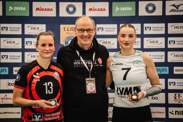 Volleyball Frauen Saison 2025 2026 Volleyball Bundesliga ETV Hamburger Volksbank Volleys vs. USC Münster 22.01.2026 MVP des Spiels v.l. Kathleen Weiß ( 13, ETV Hamburger Volksbank Volleys), Frank Fechner (1. Vorsitzender ETV Hamburg) und Elena Kömmling ( 7, USC Münster) Hamburg Sporthalle Hoheluft Hamburg Deutschland
