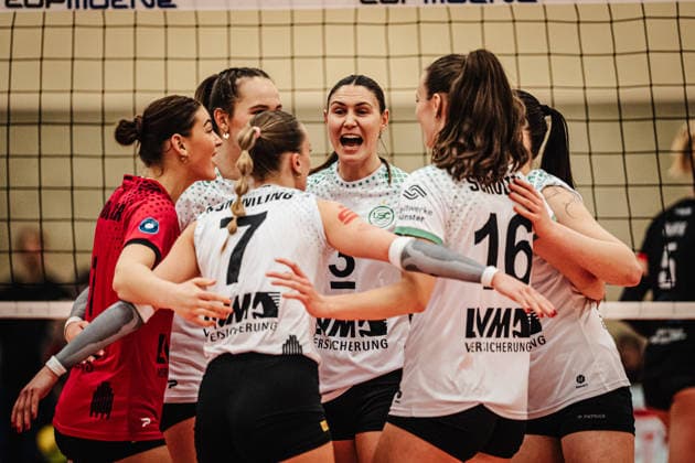 Volleyball Frauen Saison 2025 2026 Volleyball Bundesliga ETV Hamburger Volksbank Volleys vs. USC Münster 22.01.2026 Münster jubelt, in der Mitte Esther Spöler ( 3, USC Münster) Hamburg Sporthalle Hoheluft Hamburg Deutschland