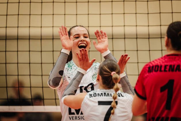 Volleyball Frauen Saison 2025 2026 Volleyball Bundesliga ETV Hamburger Volksbank Volleys vs. USC Münster 22.01.2026 v.l. Amelie Strothoff ( 10, USC Münster) und Leonie Körtzinger ( 7, ETV Hamburger Volksbank Volleys) klatschen ein Hamburg Sporthalle Hoheluft Hamburg Deutschland