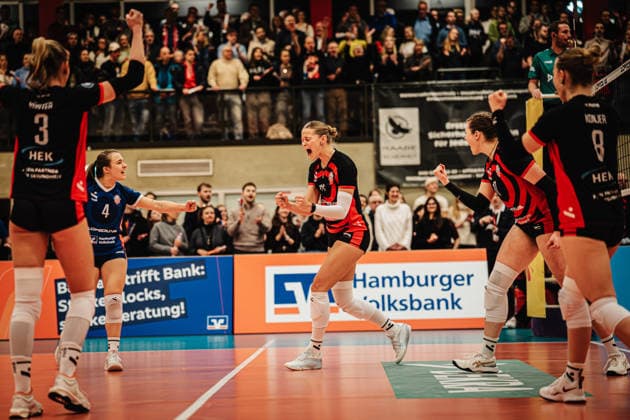 Volleyball Frauen Saison 2025 2026 Volleyball Bundesliga ETV Hamburger Volksbank Volleys vs. USC Münster 22.01.2026 Jubel beim ETV v.l. Lina Köster ( 3, ETV Hamburger Volksbank Volleys), Sarah Stiriz ( 4, ETV Hamburger Volksbank Volleys), Svea Frobel ( 11, ETV Hamburger Volksbank Volleys), Louisa Krams ( 17, ETV Hamburger Volksbank Volleys) und Zoe Konjer ( 8, ETV Hamburger Volksbank Volleys) Hamburg Sporthalle Hoheluft Hamburg Deutschland