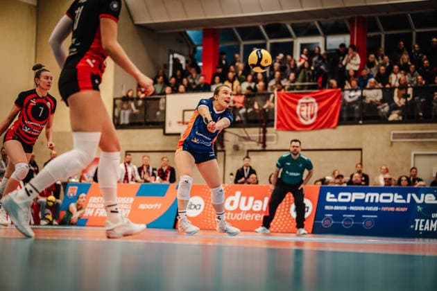 Volleyball Frauen Saison 2025 2026 Volleyball Bundesliga ETV Hamburger Volksbank Volleys vs. USC Münster 22.01.2026 Sarah Stiriz ( 4, ETV Hamburger Volksbank Volleys) nimmt den Ball an Hamburg Sporthalle Hoheluft Hamburg Deutschland