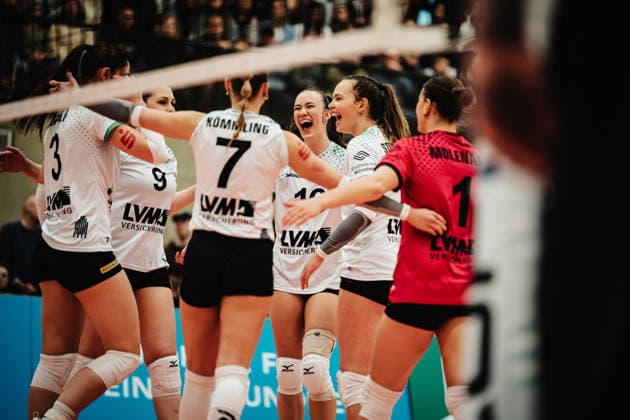 Volleyball Frauen Saison 2025 2026 Volleyball Bundesliga ETV Hamburger Volksbank Volleys vs. USC Münster 22.01.2026 Jubel bei Münster, v.l. Esther Spöler ( 3, USC Münster), Emilia Jordan ( 9, USC Münster), Elena Kömmling ( 7, USC Münster), Lena Schultze ( 16, USC Münster), Amelie Strothoff ( 10, USC Münster) und Pippa Molenaar ( 1, USC Münster) Hamburg Sporthalle Hoheluft Hamburg Deutschland